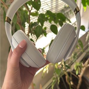 Beats by Dre White Over-Ear Headphones Wireless